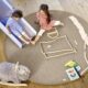 Runder Teppich Antares in der Farbe Hellbraun mit zwei spielenden Kindern.