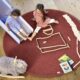 Runder Teppich Antares in der Farbe Rot mit zwei spielenden Kindern.