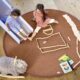 Runder Teppich Antares in der Farbe Terracotta mit zwei spielenden Kindern.